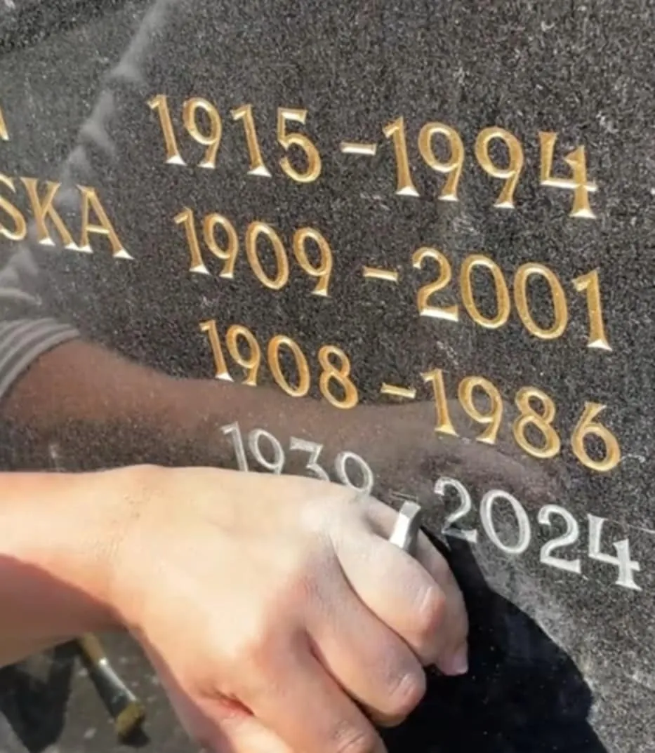 Kézi betűvésés sírkőre Kézi betűvésés gránit sírkő felületen