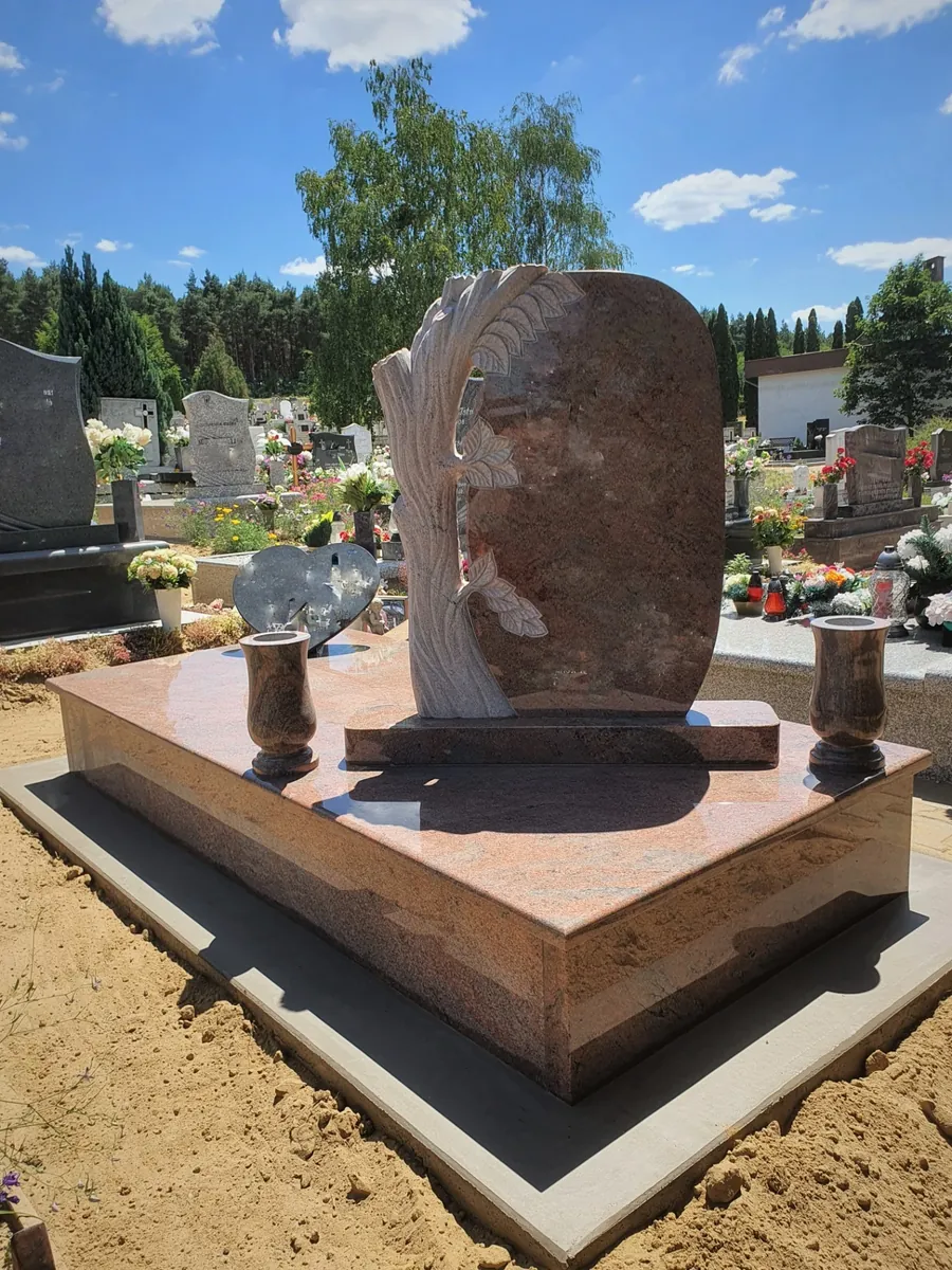 Modern gránit síremlék Modern gránit síremlék világos és sötét kőelemekkel