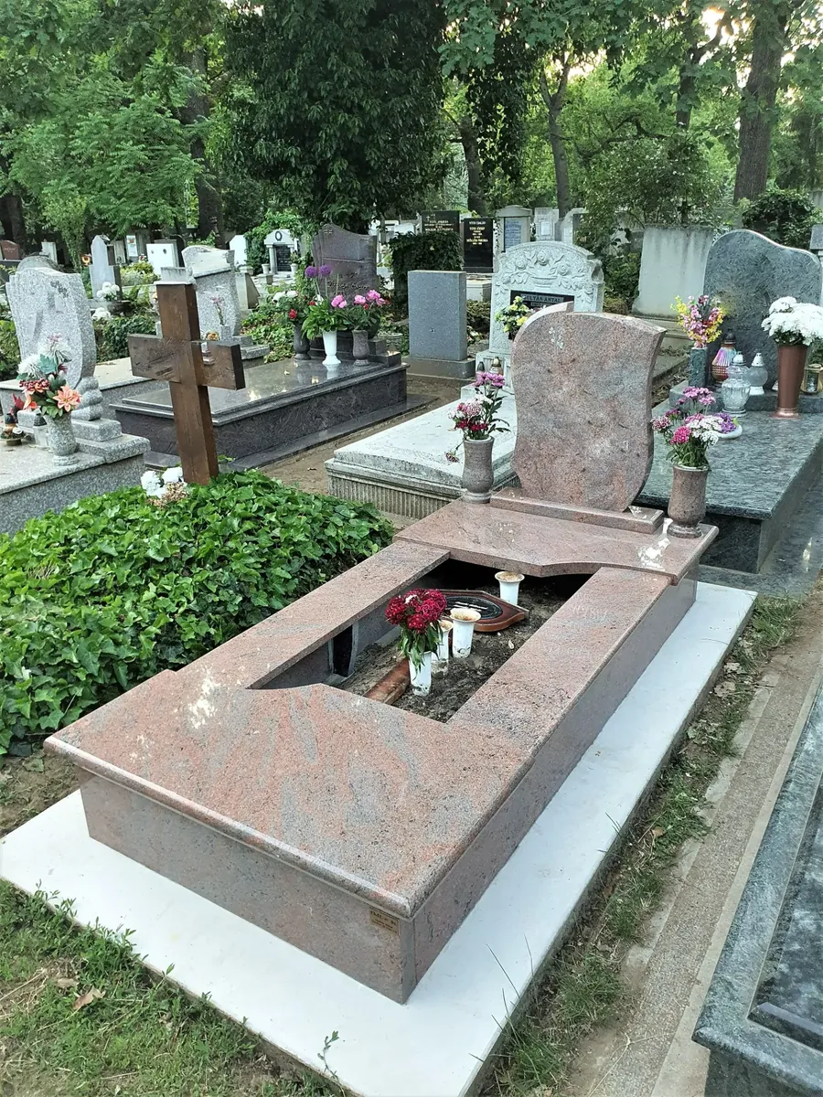Rózsaszínes gránit síremlék Rózsaszínes gránit síremlék nyitott sírfelülettel