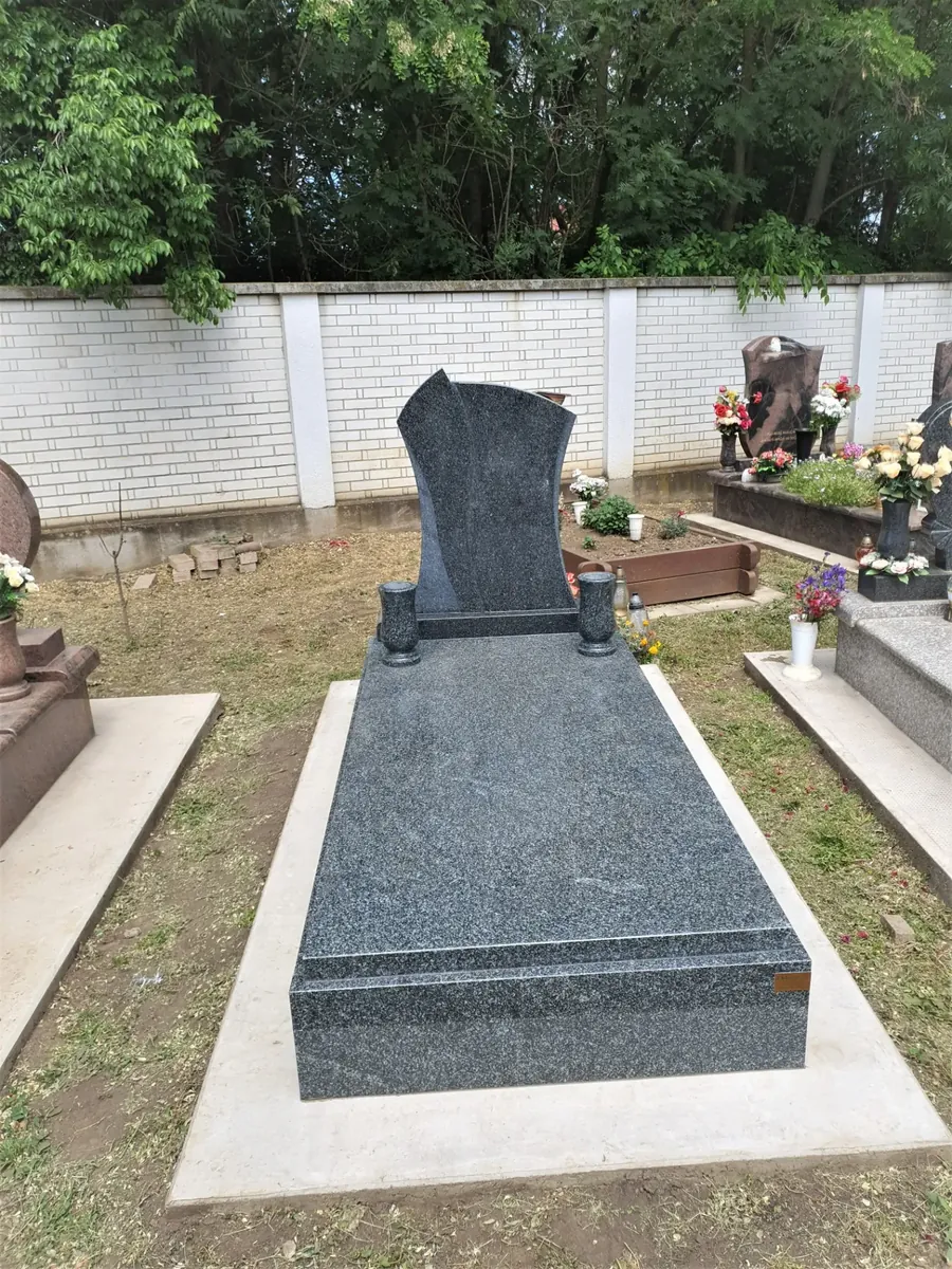 Szürke gránit síremlék íves fejrésszel Szürke gránit síremlék különleges íves fejrésszel