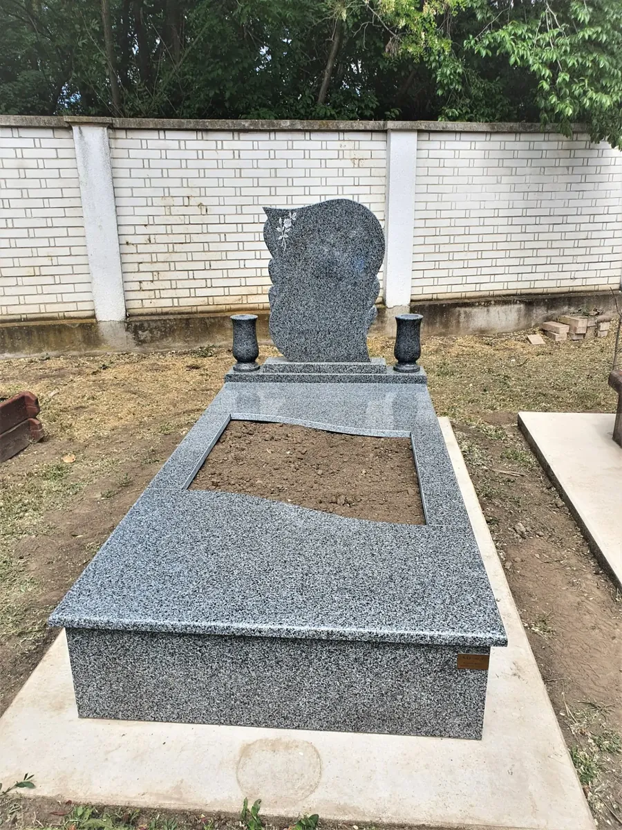 Szürke gránit síremlék nyitott kialakítással Szürke gránit síremlék nyitott sírfelülettel és virágtartókkal