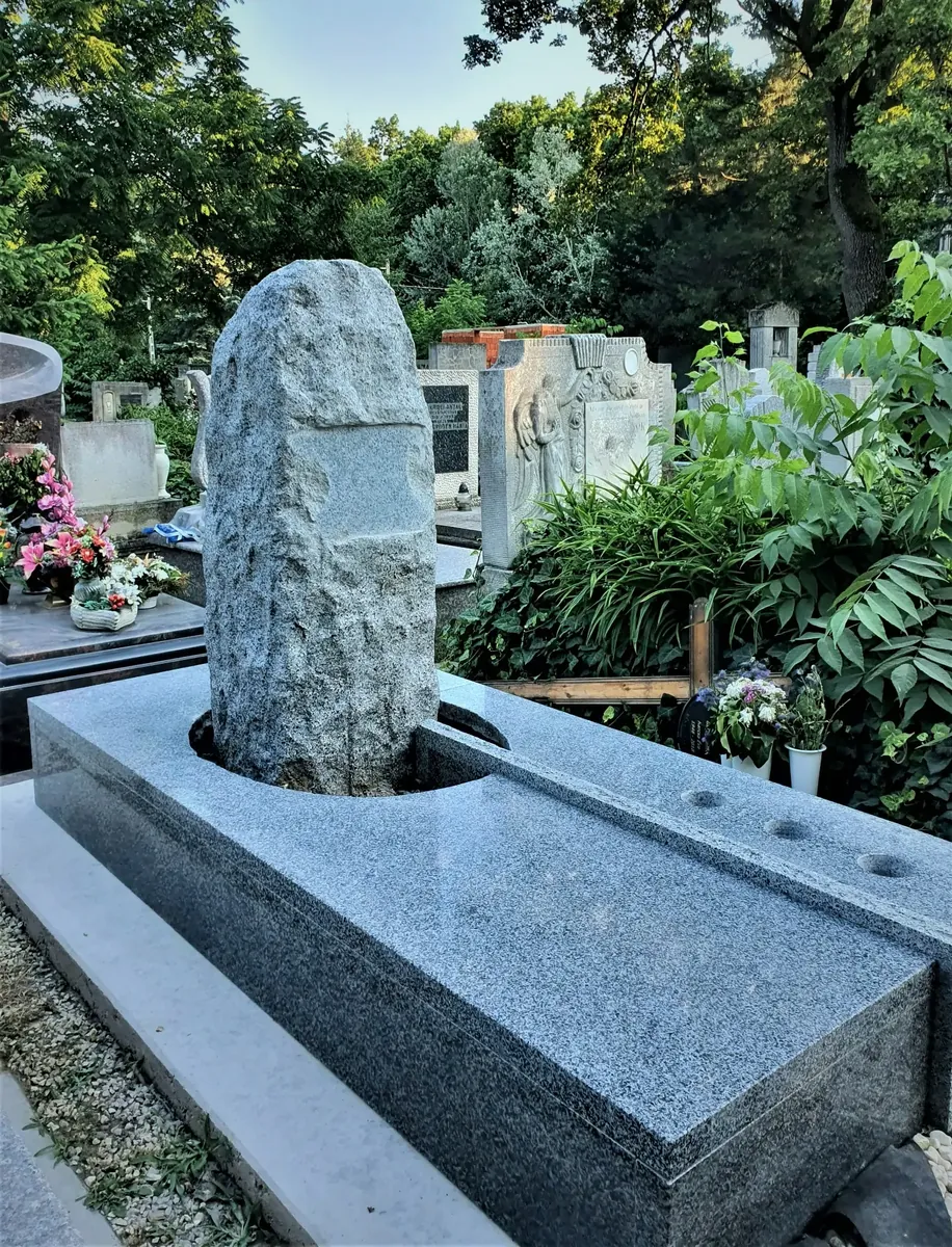 Modern szürke gránit síremlék Modern szürke gránit síremlék természetes kőhatású fejrésszel