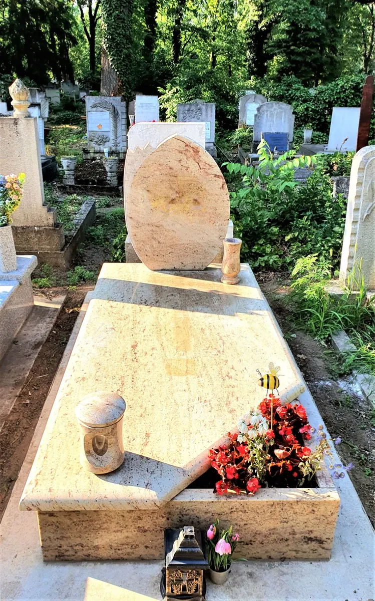 Világos gránit síremlék ovális fejrésszel Világos gránit síremlék ovális fejrésszel és urnatartó elemekkel