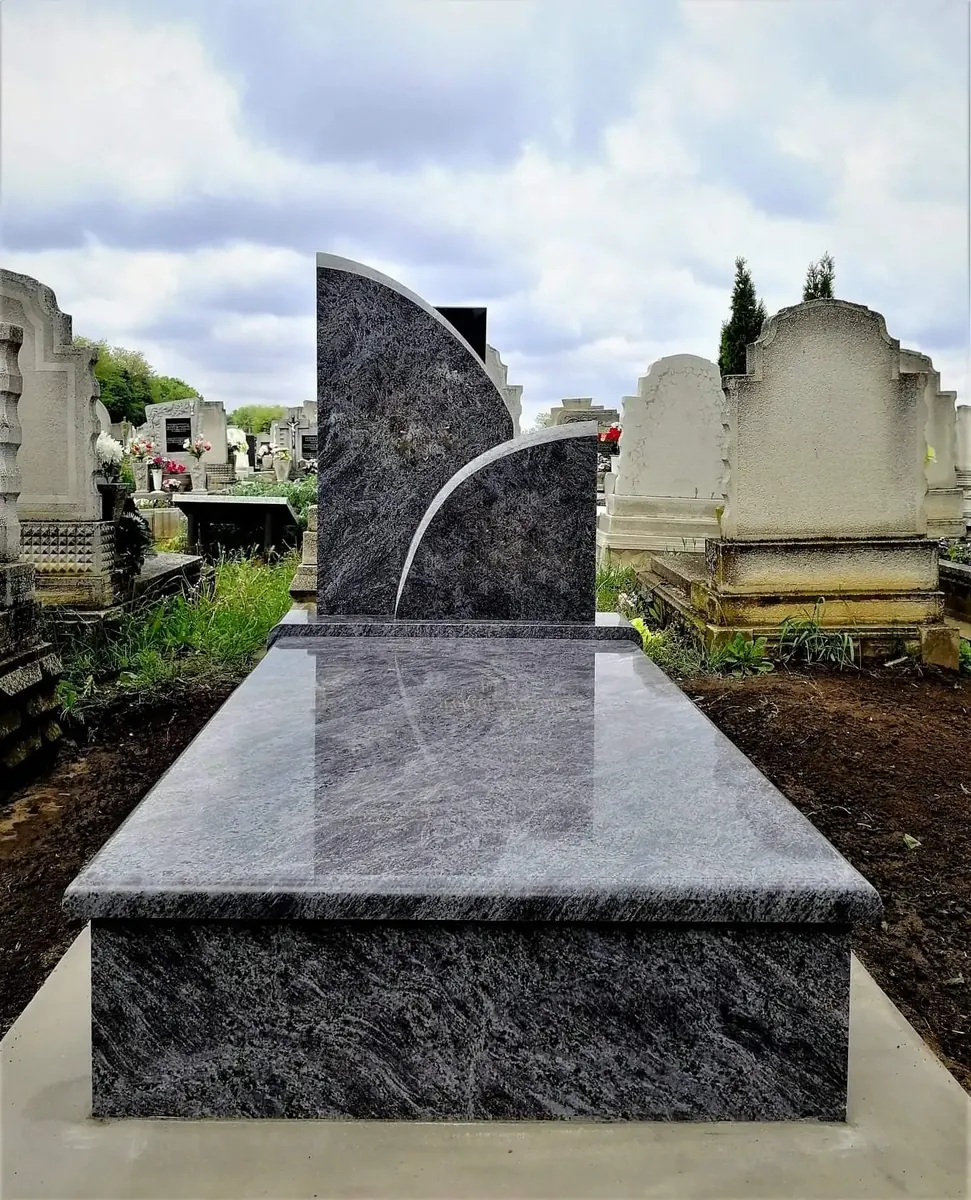 Modern szürke gránit síremlék Modern szürke gránit síremlék íves fejrésszel