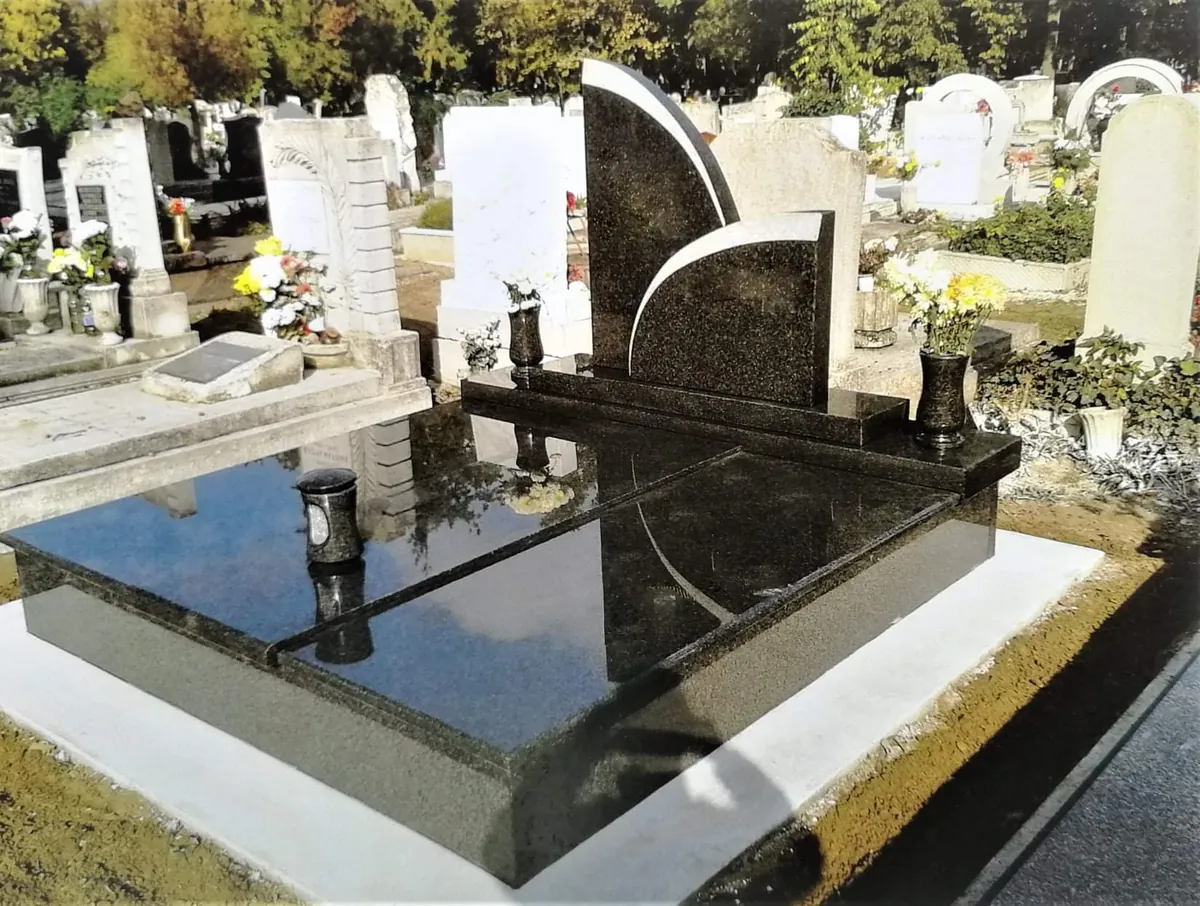 Modern fekete gránit sírkő világos kerettel Modern fekete gránit sírkő világos kőkerettel