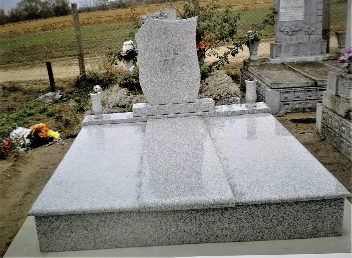 Világosszürke gránit síremlék hullámos formával Világosszürke gránit síremlék hullámos fejrésszel