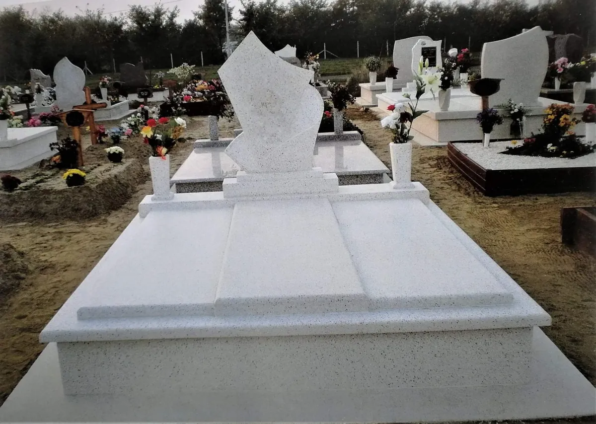 Fehér gránit síremlék egyedi fejrésszel Fehér gránit síremlék különleges íves fejrésszel