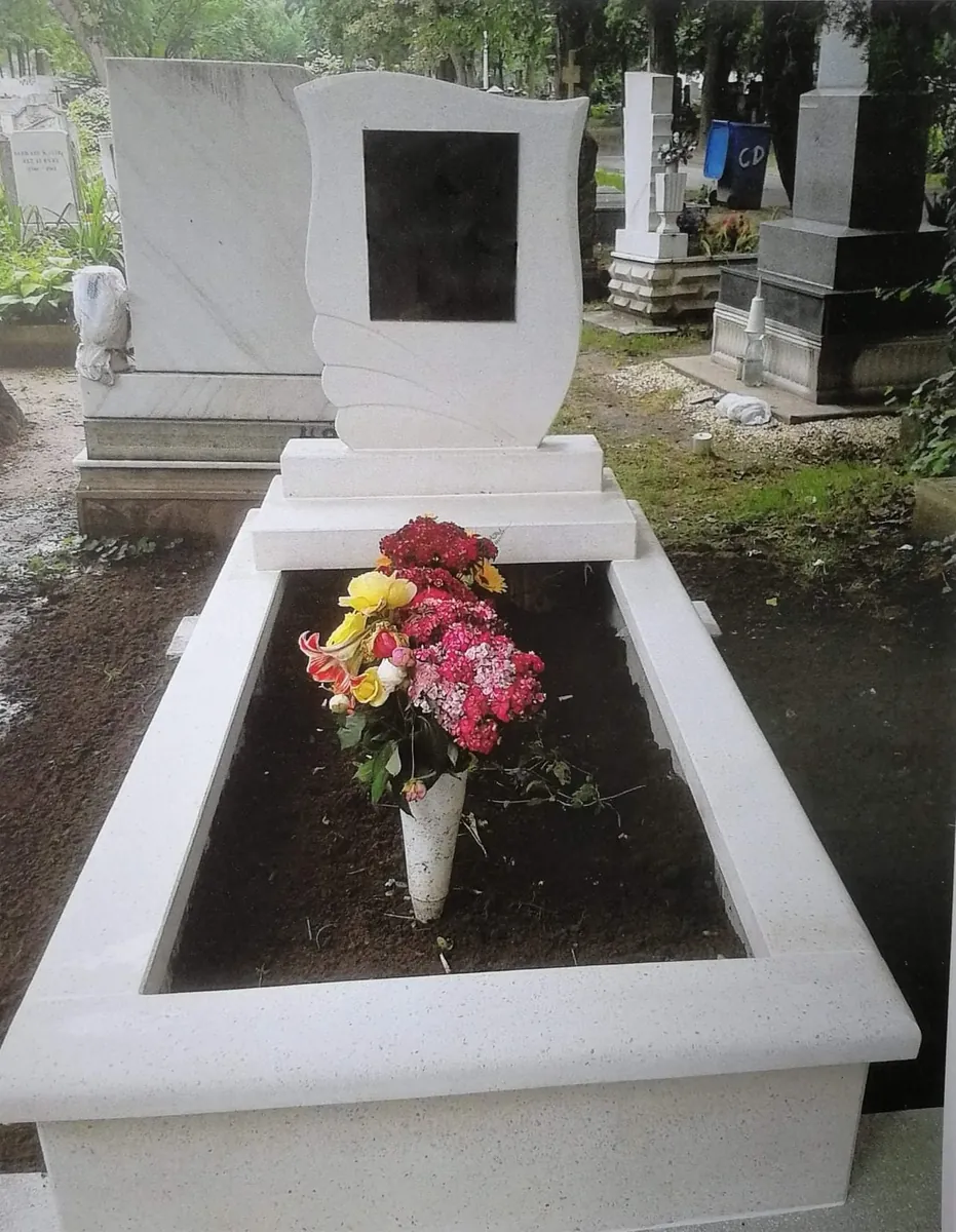 Világos gránit síremlék fekete betéttel Világos gránit síremlék fekete gránit betéttel