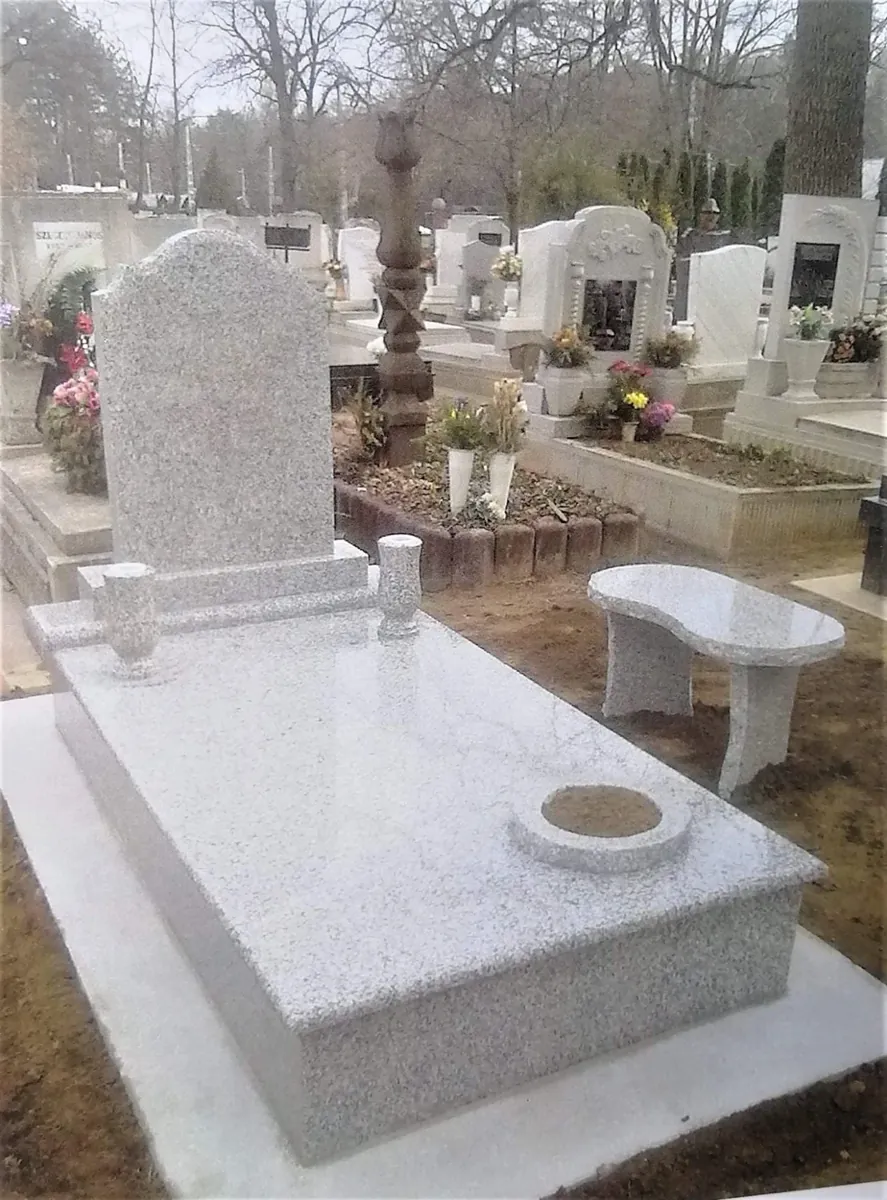 Világos gránit síremlék gránit paddal Világos gránit síremlék gránit paddal és virágtartóval