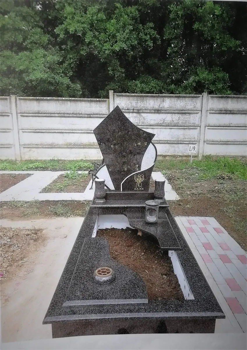 Aszimmetrikus sötét gránit síremlék Modern sötét gránit síremlék aszimmetrikus fejrésszel