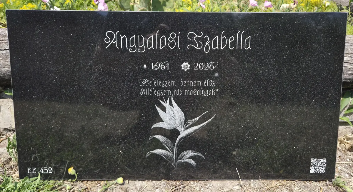 Angyalosi Izabella emlékére készült gránit emléktábla urna fedlap Velevné Angyalosi Izabella emlékére készült gránit emléktábla QR kóddal és virágmotívummal